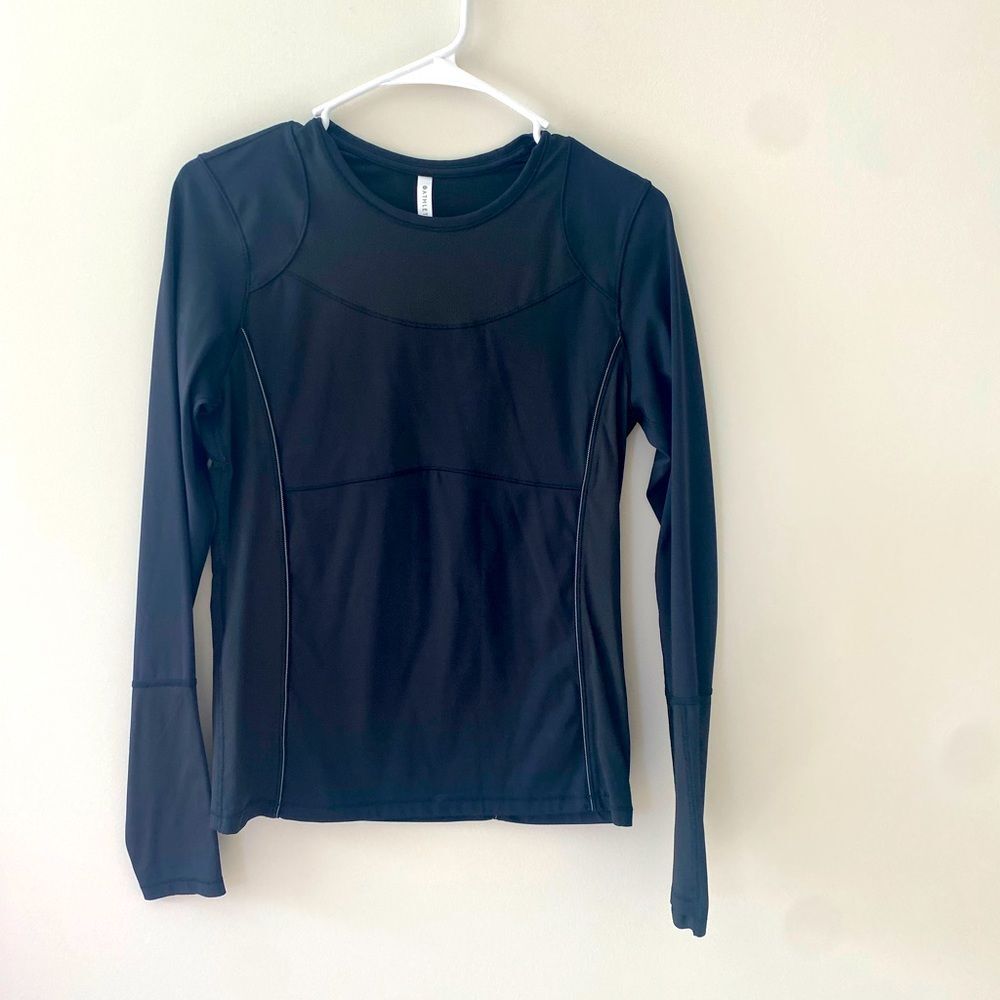 EUC Athleta Long sleeve Athletic Top with Thumb holes